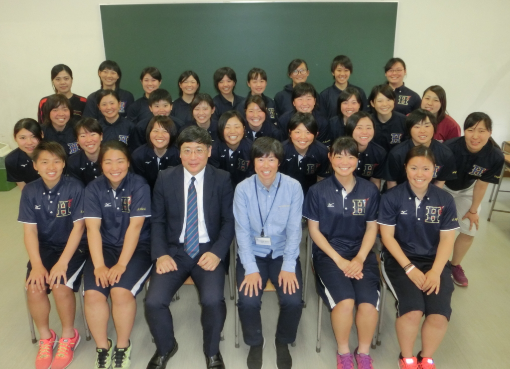 女子ソフトボール部 春季リーグの途中経過を吉村学長に報告しました 羽衣国際大学 Hagoromo University Of International Studies 大阪府堺市