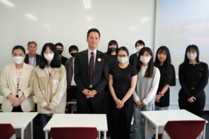 エミレーツ航空西日本支店 岡山 幸彦 様にお越しいただき、 歴史的に見るドバイの成り立ちとエミレーツ航空の役割などについてお話を頂戴しました。