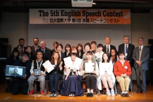 『第5回 英語スピーチコンテスト』を開催し、7名の在学生で栄冠が争われました。
